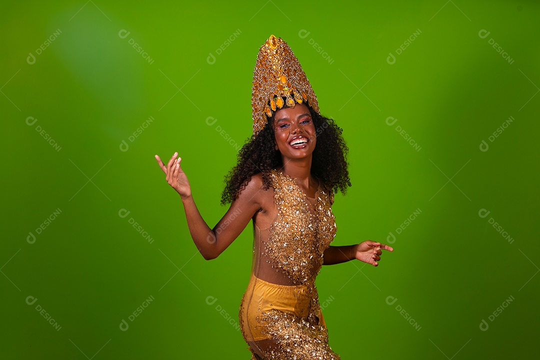 Linda morena do cabelo cacheado sorridente usando conjunto de carnaval sobre fundo verde isolado