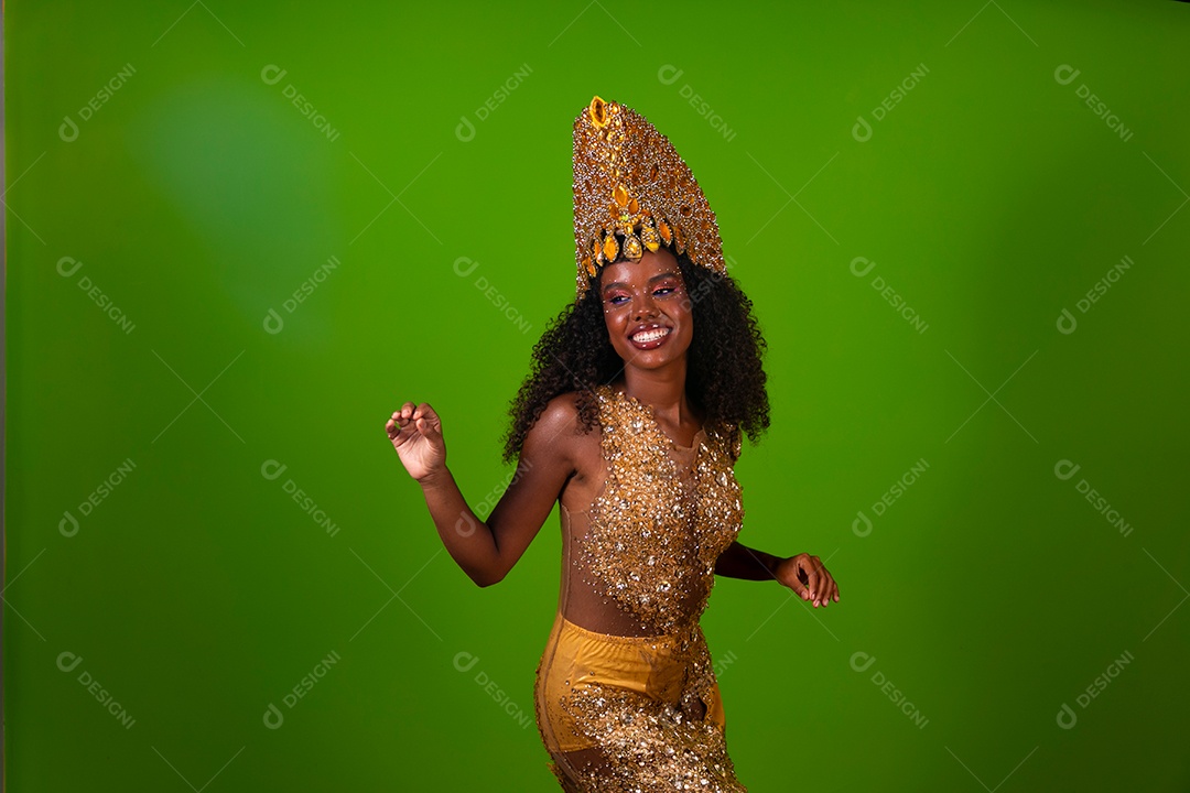 Linda morena do cabelo cacheado sorridente usando conjunto de carnaval sobre fundo verde isolado