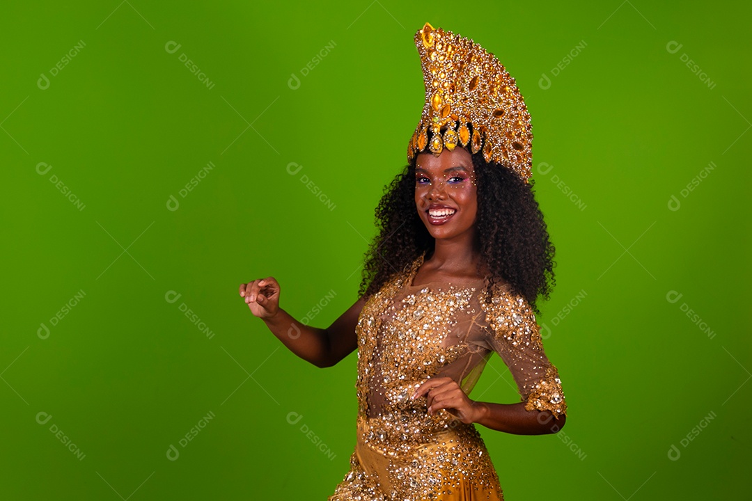 Linda morena do cabelo cacheado sorridente usando conjunto de carnaval sobre fundo verde isolado