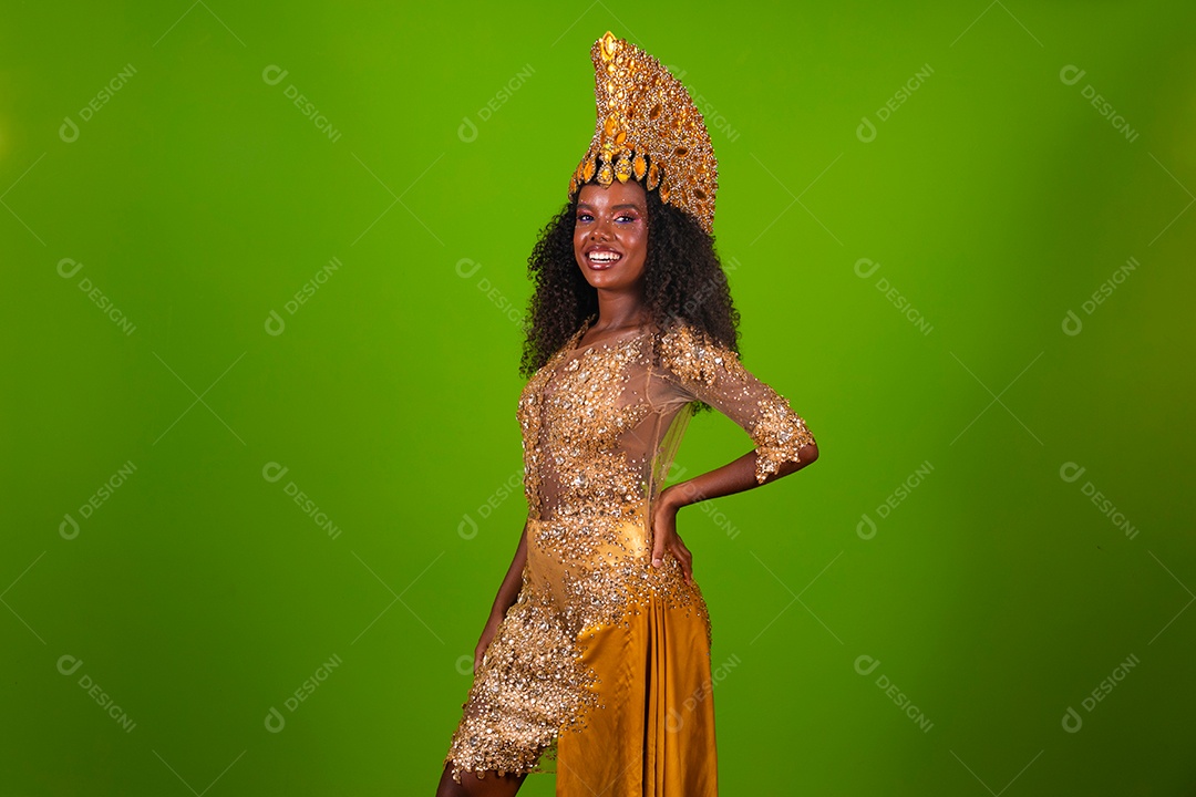 Linda morena do cabelo cacheado sorridente usando conjunto de carnaval sobre fundo verde isolado