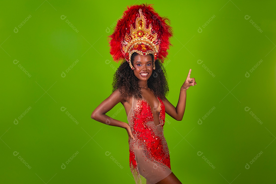 Linda morena do cabelo cacheado sorridente usando conjunto de carnaval sobre fundo verde isolado
