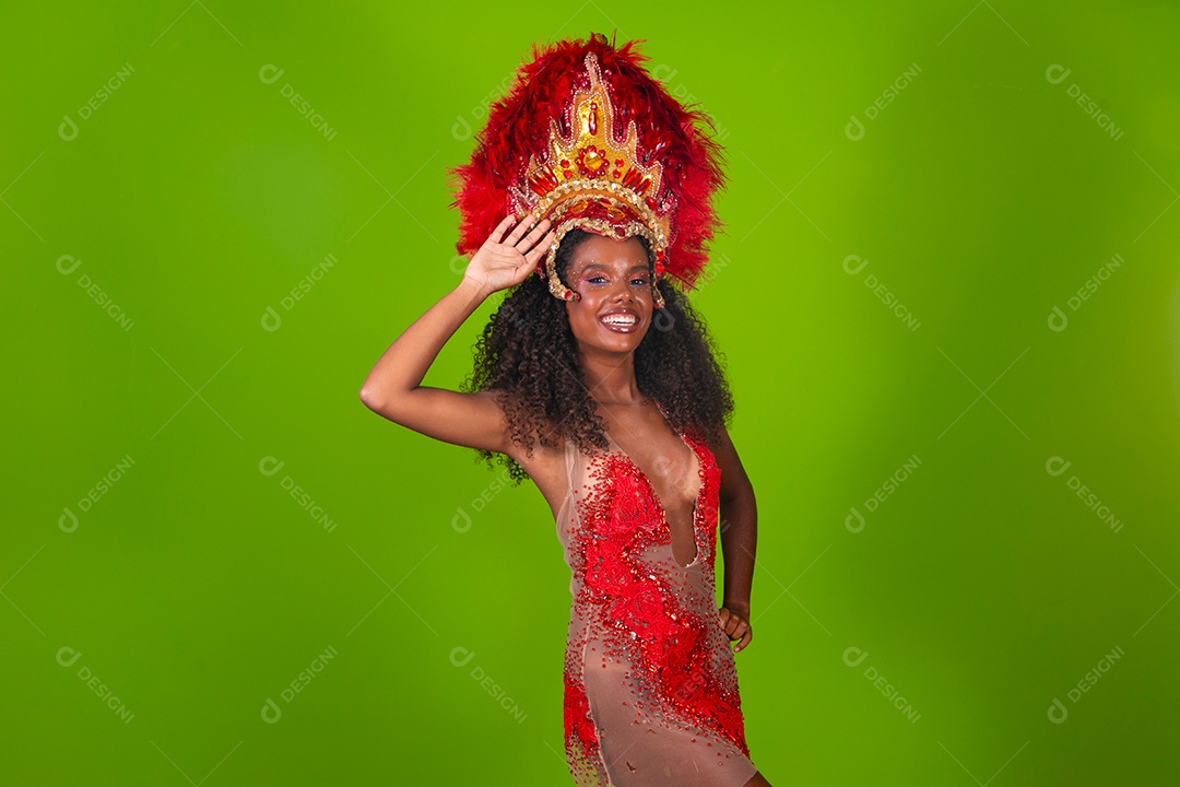 Linda morena do cabelo cacheado sorridente usando conjunto de carnaval sobre fundo verde isolado