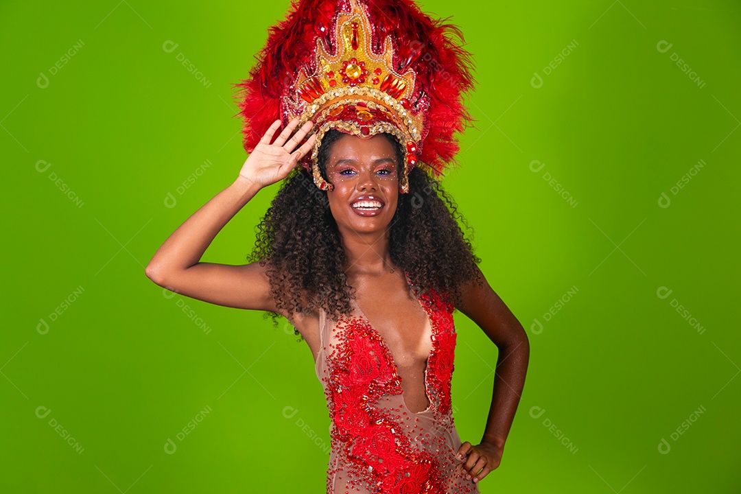 Linda morena do cabelo cacheado sorridente usando conjunto de carnaval sobre fundo verde isolado