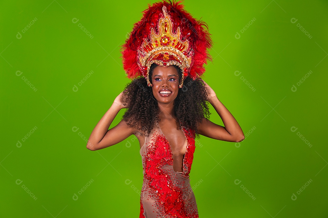 Linda morena do cabelo cacheado sorridente usando conjunto de carnaval sobre fundo verde isolado
