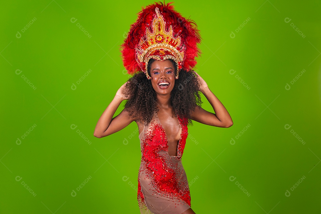 Linda morena do cabelo cacheado sorridente usando conjunto de carnaval sobre fundo verde isolado