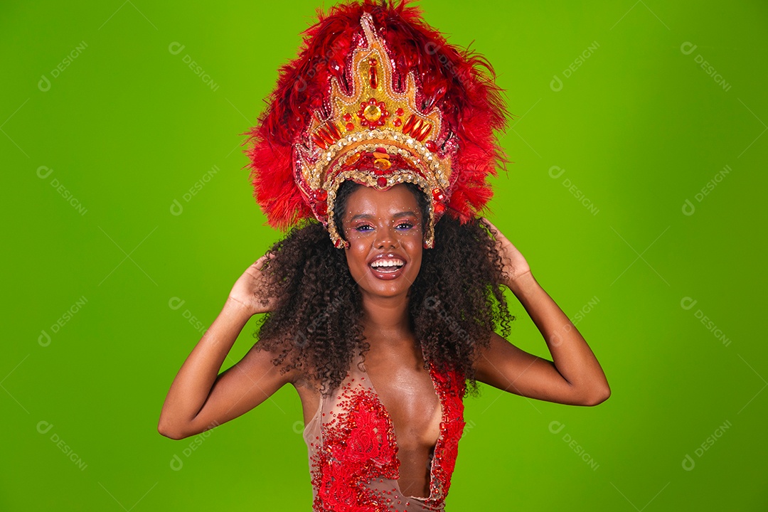 Linda morena do cabelo cacheado sorridente usando conjunto de carnaval sobre fundo verde isolado
