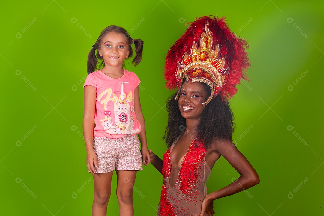 Lindas morena fantasiada ao lado de sua filha sobre fundo verde isolado