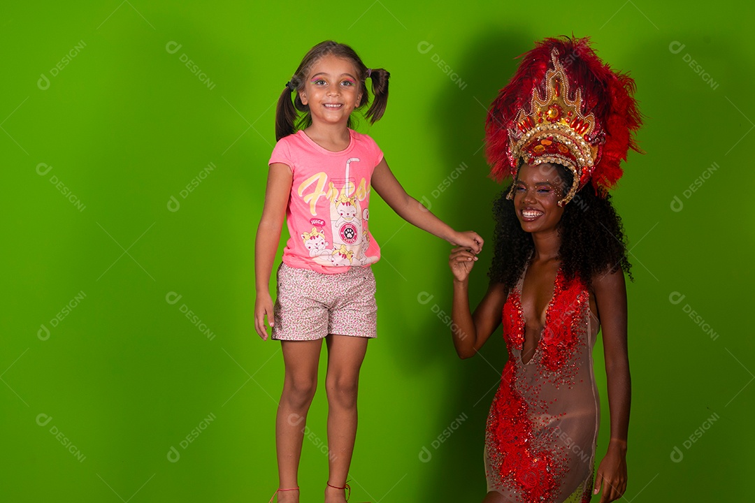 Lindas morena fantasiada ao lado de sua filha sobre fundo verde isolado