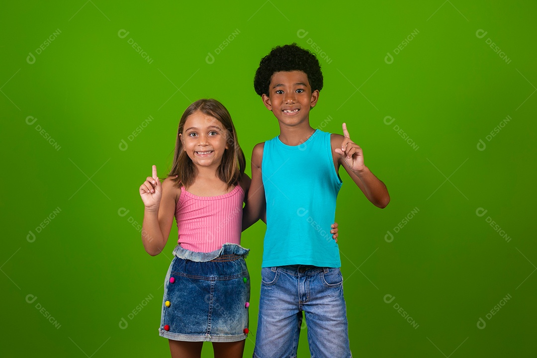 Lindas crianças sorridentes sobre fundo verde isolado