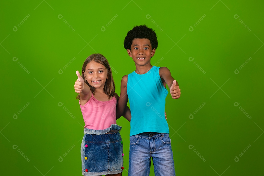 Lindas crianças sorridentes sobre fundo verde isolado