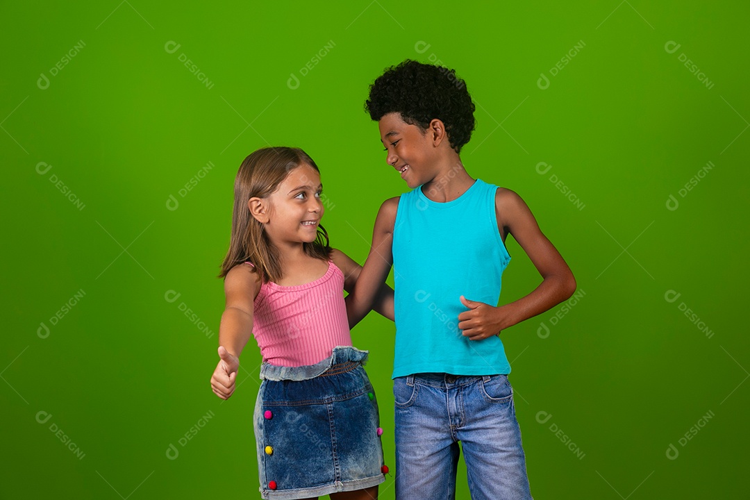 Lindas crianças sorridentes sobre fundo verde isolado