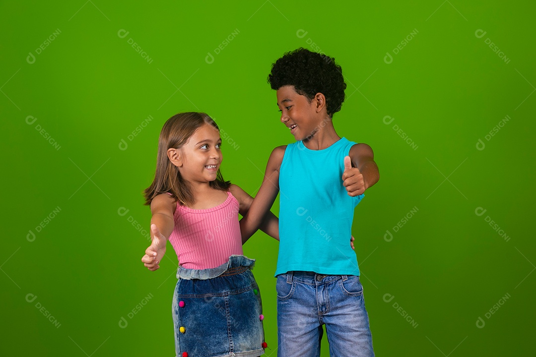 Lindas crianças sorridentes sobre fundo verde isolado