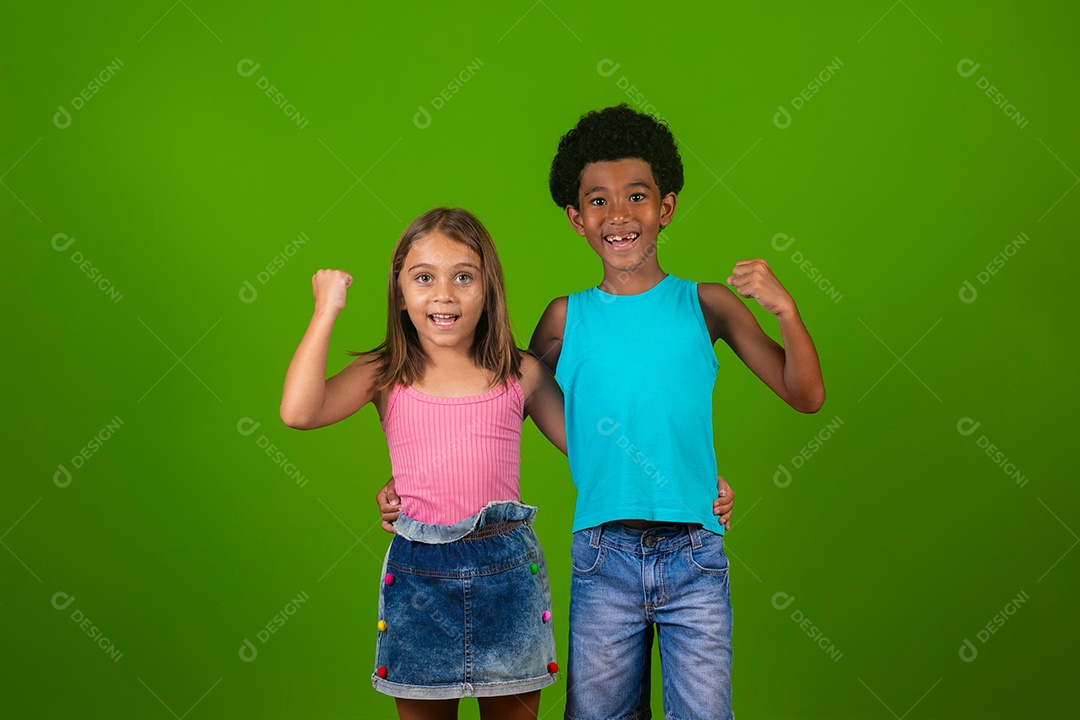 Lindas crianças sorridentes sobre fundo verde isolado