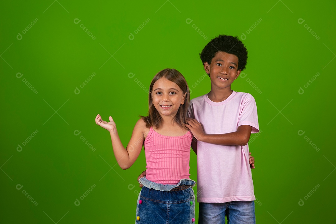 Lindas crianças sorridentes sobre fundo verde isolado