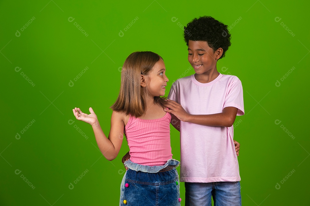 Lindas crianças sorridentes sobre fundo verde isolado