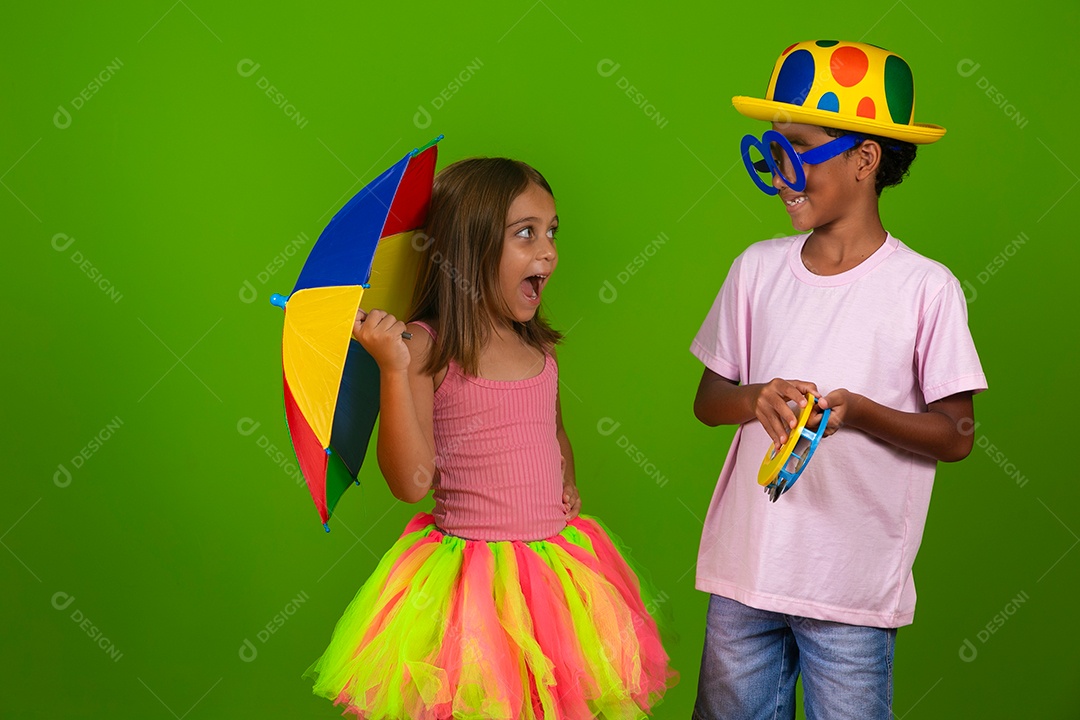 Lindas crianças fantasiadas segurando guarda-chuva sobre fundo verde isolado