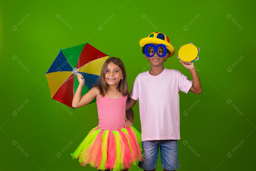 Lindas crianças fantasiadas segurando guarda-chuva sobre fundo verde isolado
