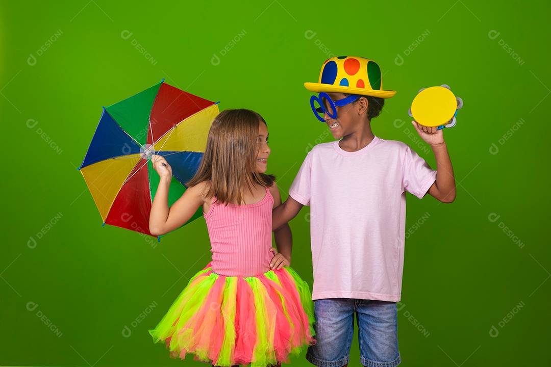 Lindas crianças fantasiadas segurando guarda-chuva sobre fundo verde isolado