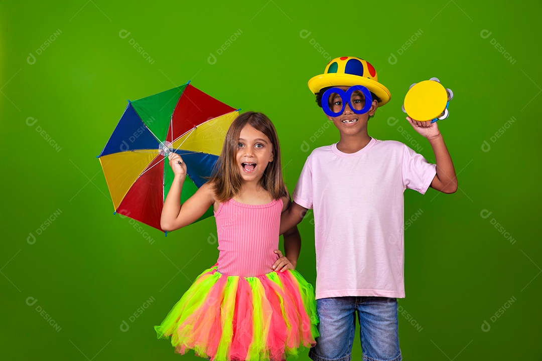 Lindas crianças fantasiadas segurando guarda-chuva sobre fundo verde isolado
