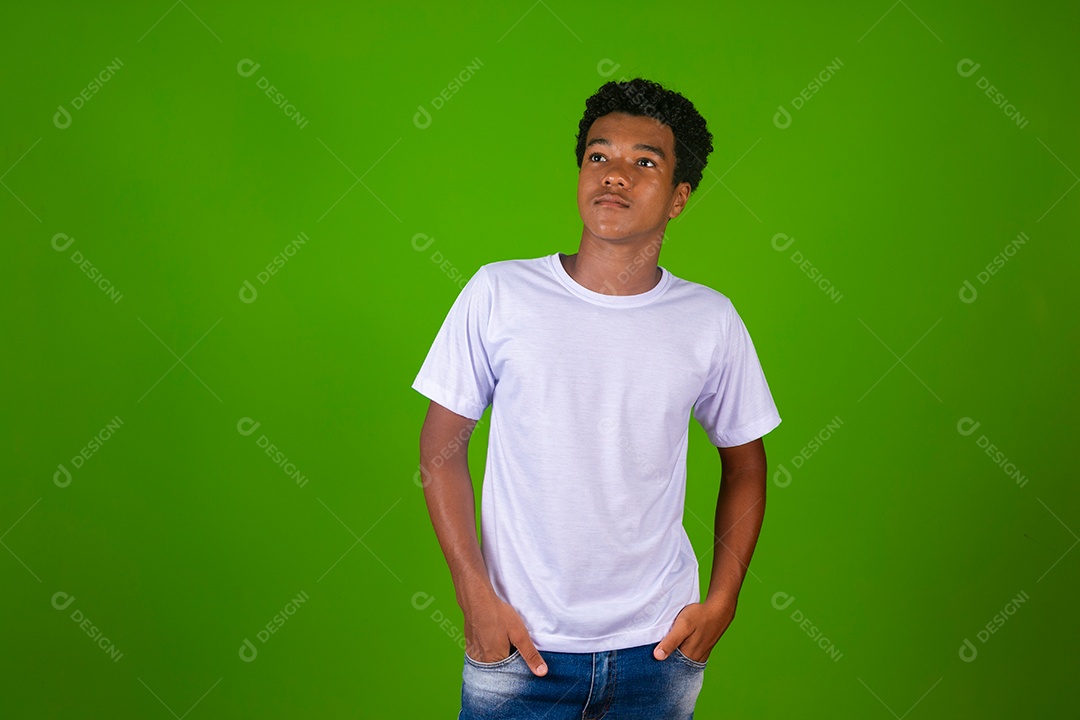 Lindo garoto negro de camisa branca sobre fundo verde isolado