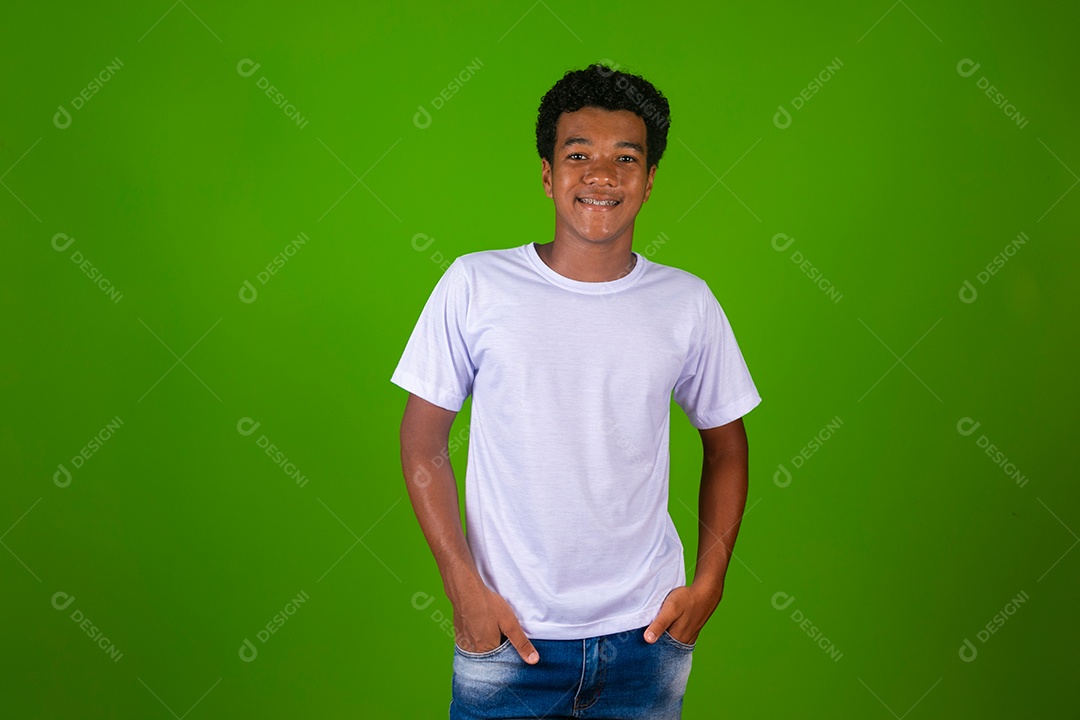 Lindo garoto negro de camisa branca sobre fundo verde isolado