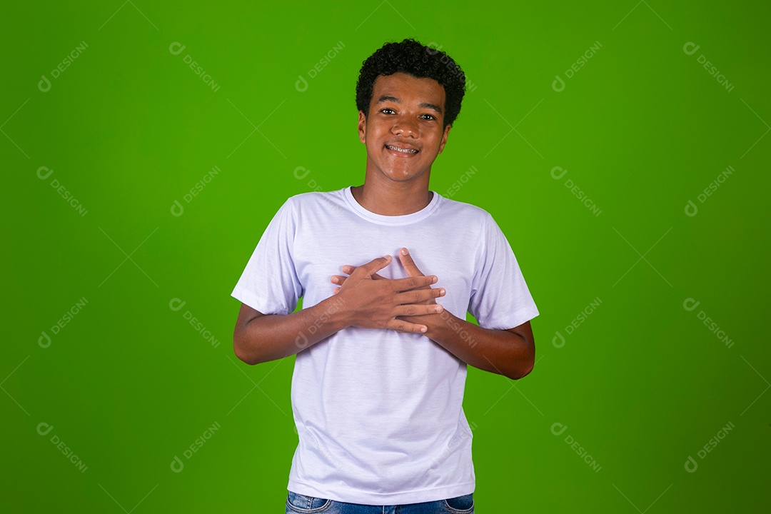 Lindo garoto negro de camisa branca sobre fundo verde isolado