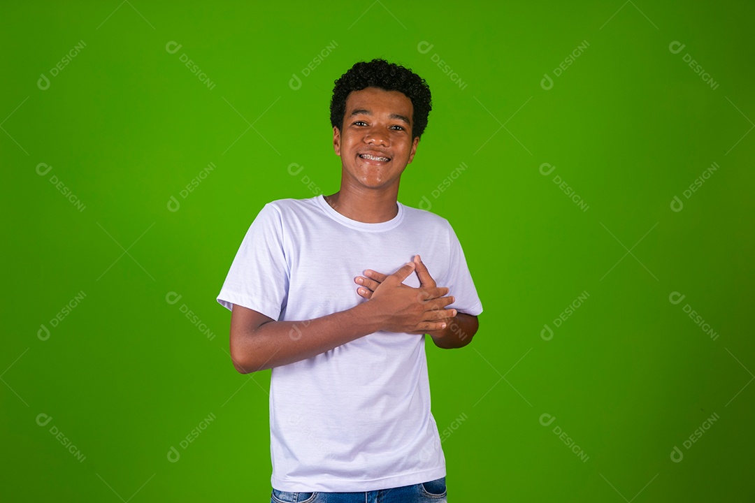 Lindo garoto negro de camisa branca sobre fundo verde isolado