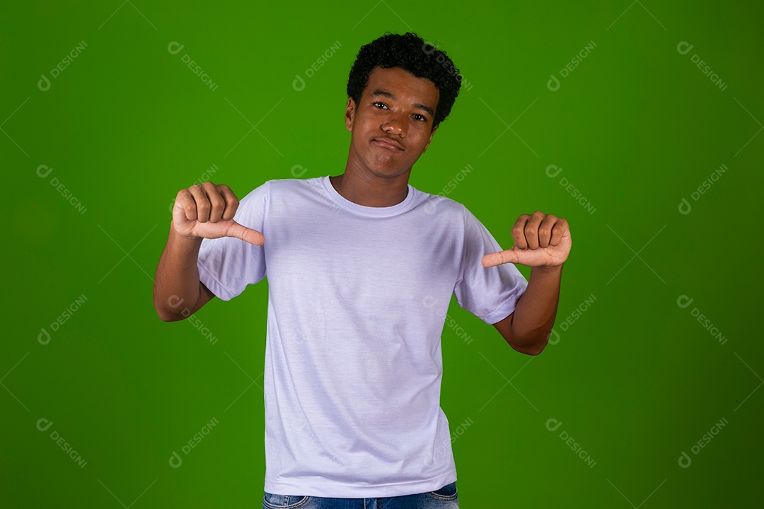 Lindo garoto negro de camisa branca sobre fundo verde isolado