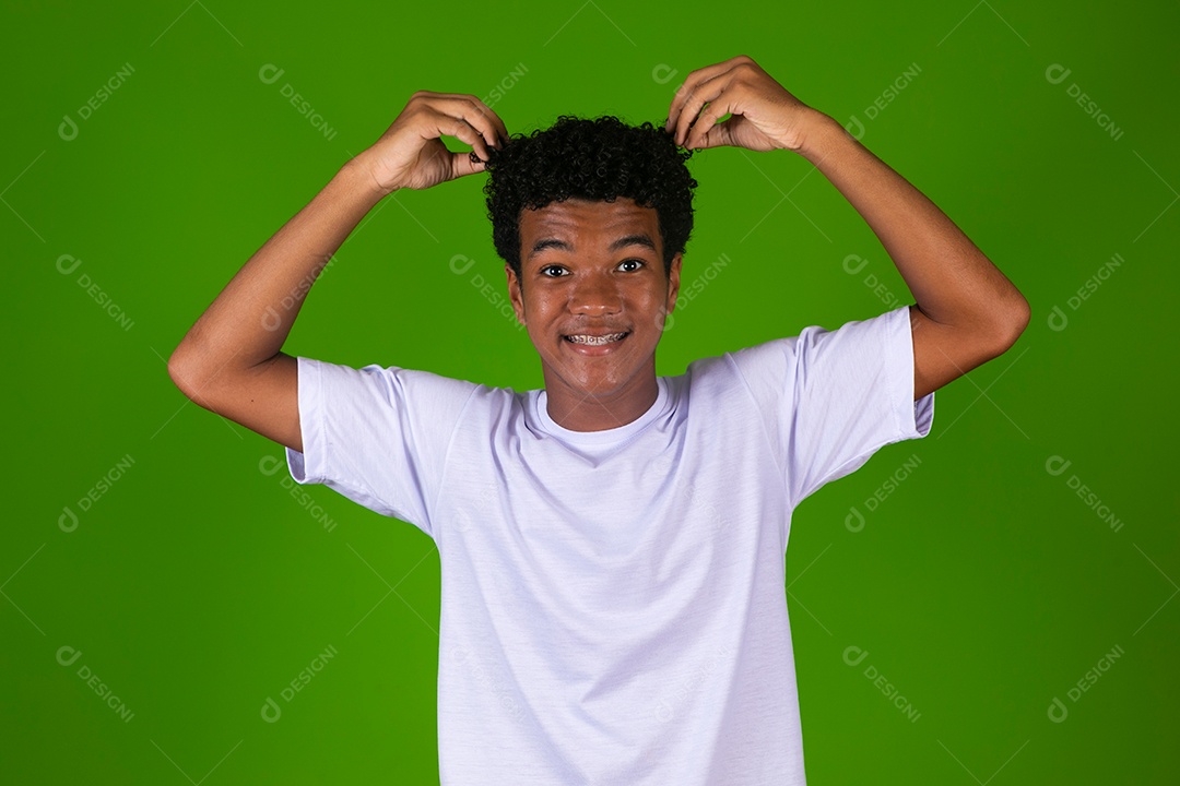 Foto-101 (3Lindo garoto negro de camisa branca sobre fundo verde isolado