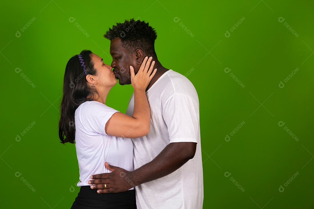 Lindos casal sorridente usando roupas brancas sobre fundo verde isolado