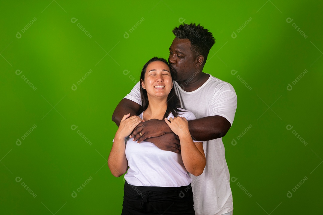 Lindos casal sorridente usando roupas brancas sobre fundo verde isolado