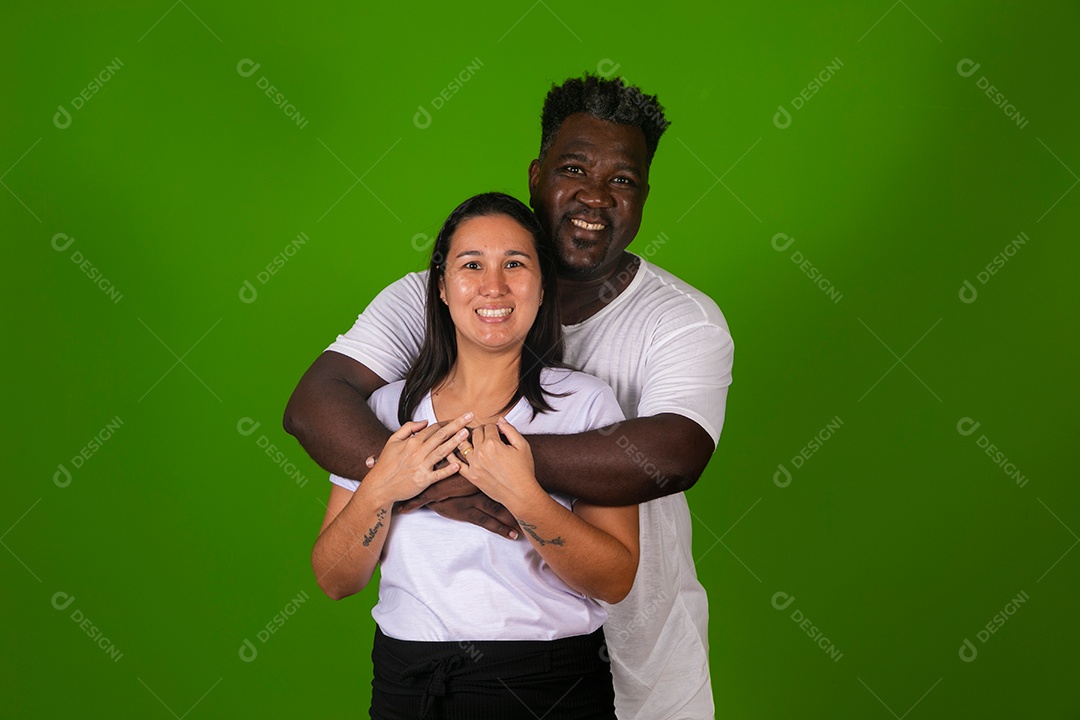 Lindos casal sorridente usando roupas brancas sobre fundo verde isolado