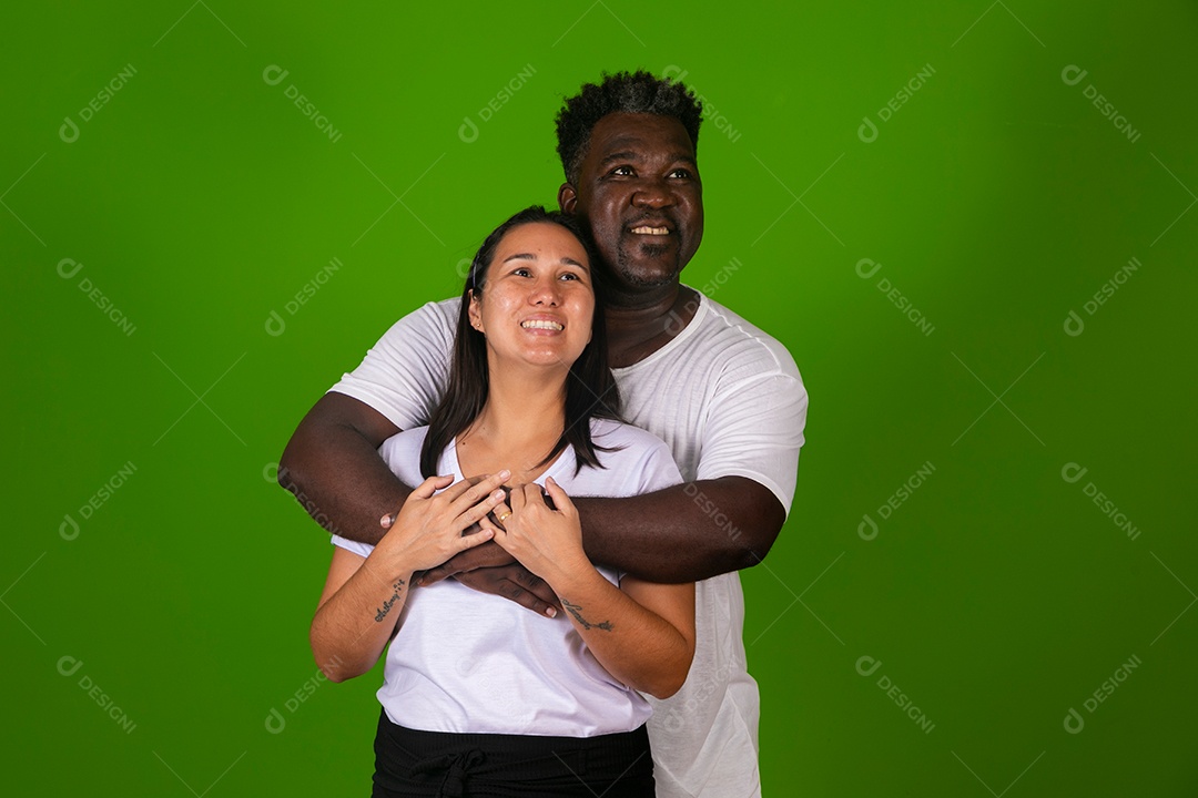 Lindos casal sorridente usando roupas brancas sobre fundo verde isolado