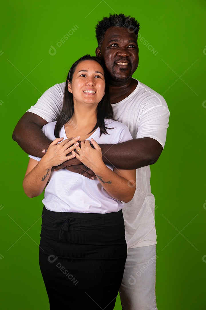 Lindos casal sorridente usando roupas brancas sobre fundo verde isolado