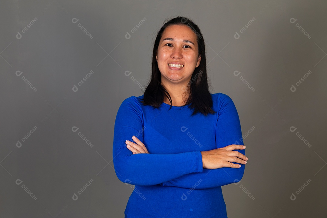 Linda mulher sorridente de blusa azul sobre fundo isolado