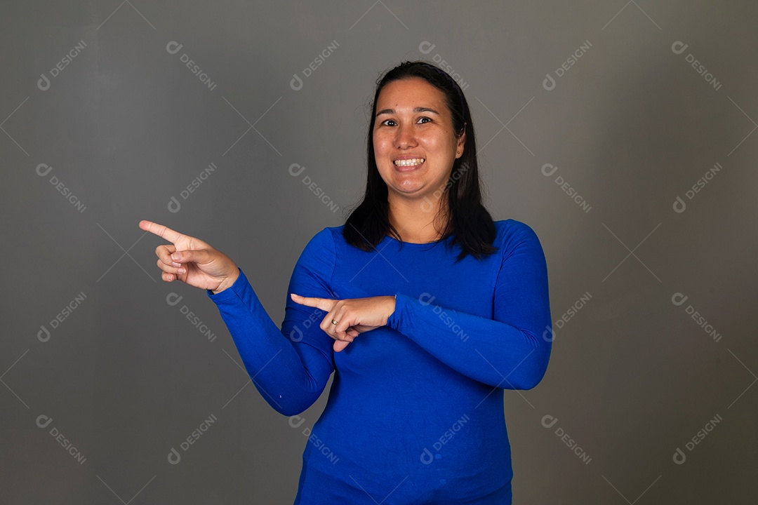 Linda mulher sorridente de blusa azul sobre fundo isolado