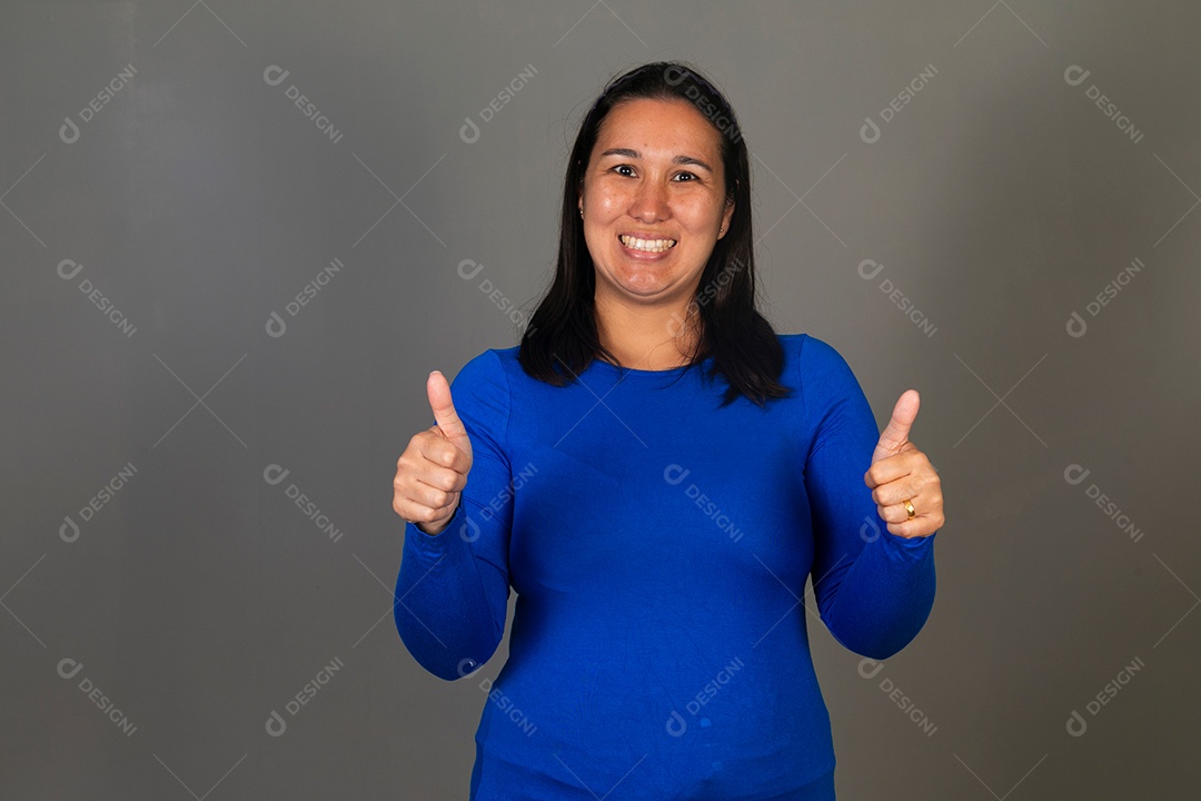 Linda mulher sorridente de blusa azul sobre fundo isolado