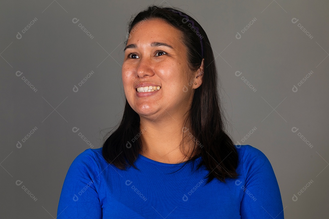 Linda mulher sorridente de blusa azul sobre fundo isolado