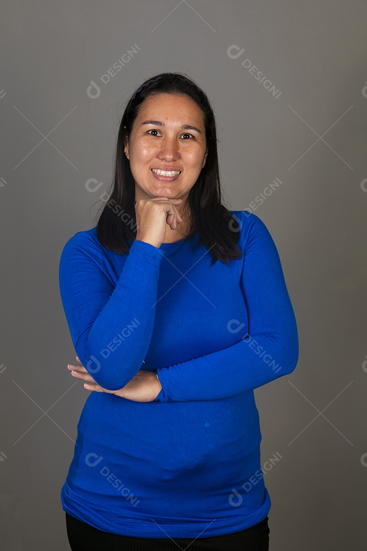 Linda mulher sorridente de blusa azul sobre fundo isolado