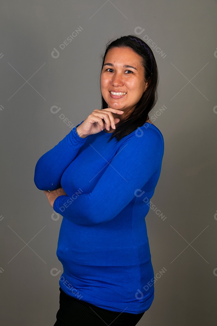 Linda mulher sorridente de blusa azul sobre fundo isolado