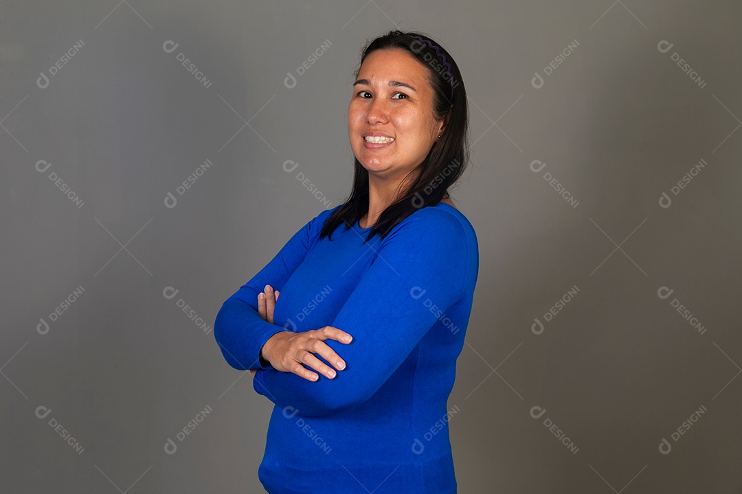 Linda mulher sorridente de blusa azul sobre fundo isolado