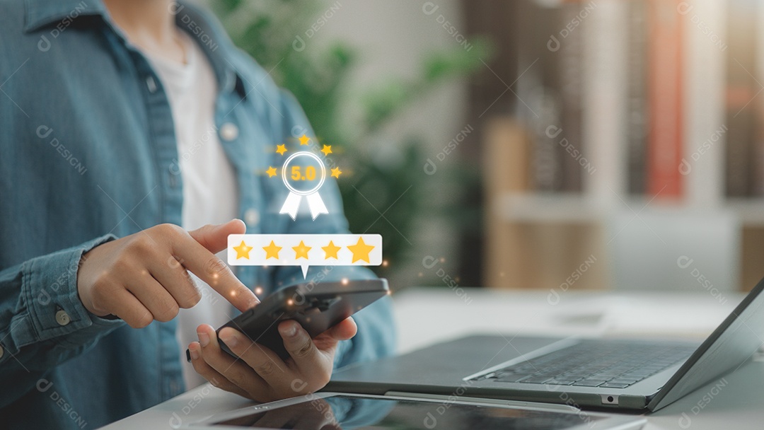 Mão de empresário mechendo em leptop e smartphone ao mesmo tempo sobre fundo desfocado