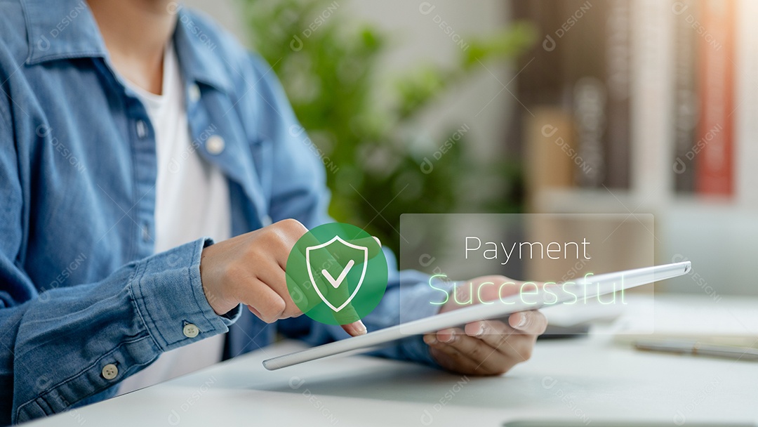 Mão de empresário mechendo em ipad com tecnologia avançada sobre fundo desfocado