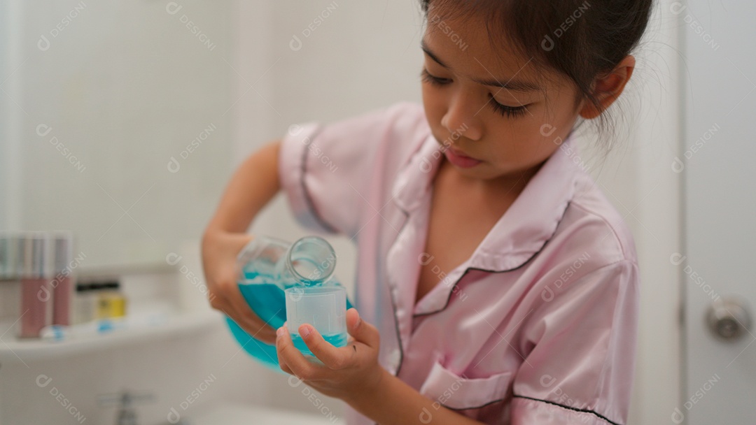 Linda menina com roupa de dormir usando enxaquante bocal sobre fundo isolado