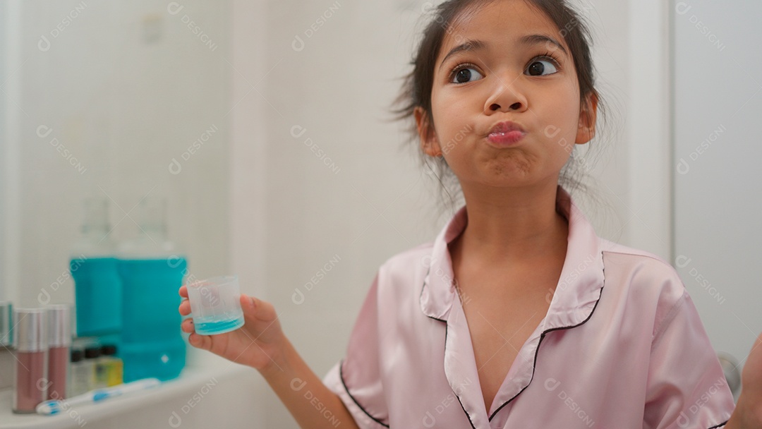 Linda menina com roupa de dormir usando enxaquante bocal sobre fundo isolado