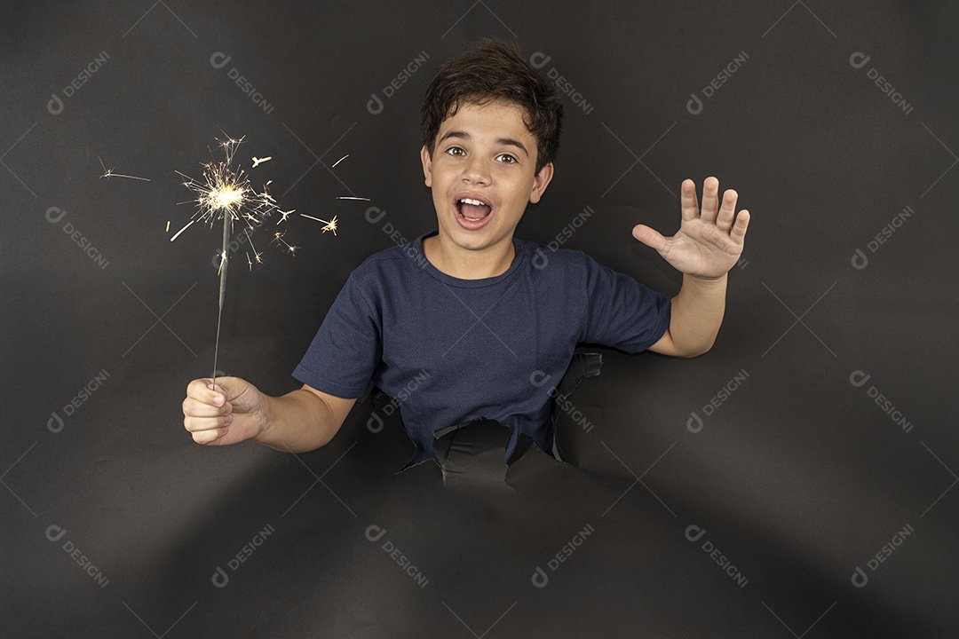 Menino de 11 anos com o corpo passado por um papelão preto e segurando uma vela acesa