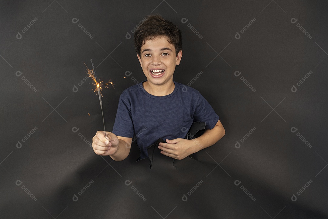 Menino segurando uma vela brilhante de papelão preto