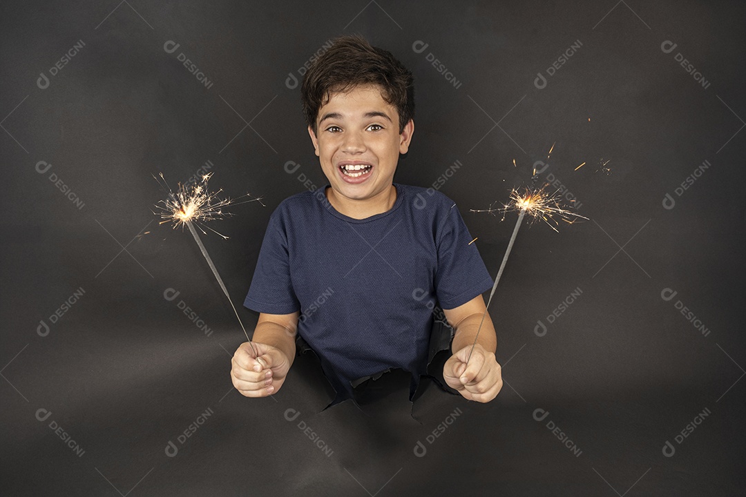 Menino segurando uma vela brilhante de papelão preto