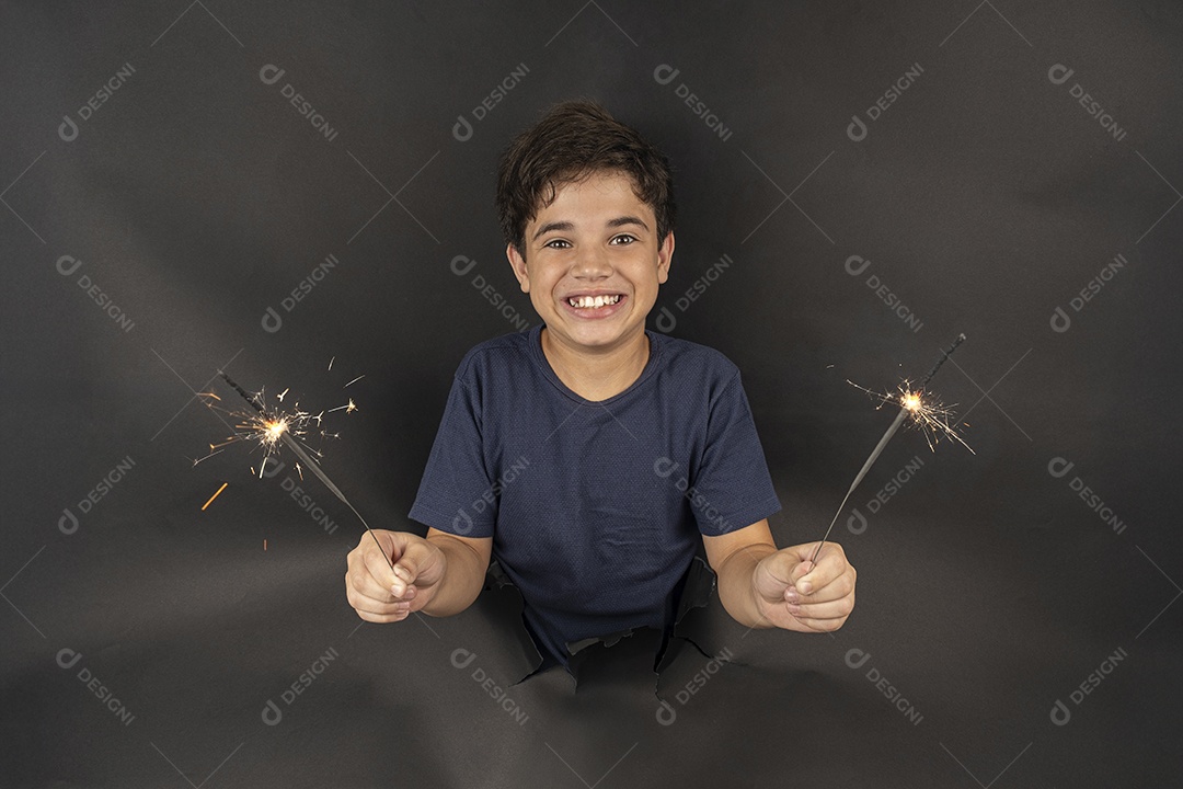 Menino segurando uma vela brilhante de papelão preto