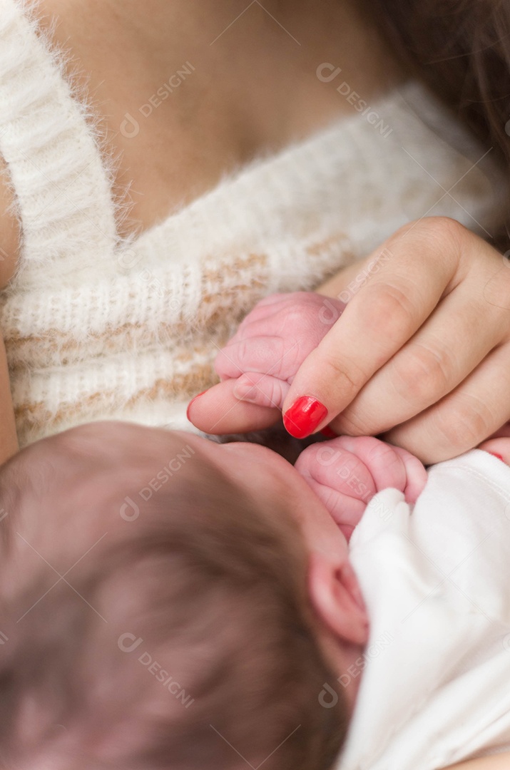 Jovem mãe amamentando bebê recém nascido
